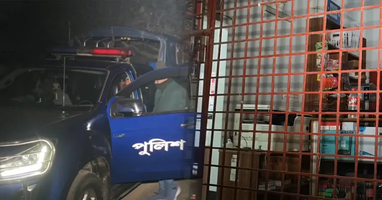 ঘটনাস্থলে পুলিশ ও বিকাশের দোকান